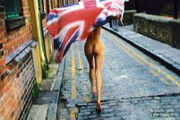 Tracey Emin nackt, mit Union Jack